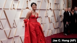 Ariana DeBose tiba di red carpet ajang penghargaan Oscar yang digelar di Dolby Theatre, Los Angeles, pada 27 Maret 2022. (Foto: AP/Jae C. Hong)
