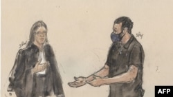 Sketsa pengadilan menunjukkan pengacara Prancis, Claire Josserand-Schmidt, mendengarkan keterangan tersangka Salah Abdeslam (kanan), di pengadilan Paris, Prancis (foto: dok).