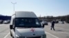 Sebuah mobil palang merah membawa makanan dan obat-obatan untuk warga sipil yang terjebak di Mariupol, 29 Maret 2022.