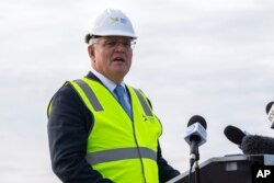 PM Australia Scott Morrison mengunjungi lokasi bandara baru di Sydney, Senin, 28 Maret 2022. Morrison dan PM Selandia Baru Jacinda Ardern menyuarakan keprihatinan tentang potensi kehadiran militer China di Kepulauan Solomon. (Bianca De Marchi/AAP via AP)