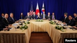 美國總統拜登2022年11月13日在柬埔寨金邊與日本首相岸田文雄以及韓國總統尹錫悅舉行三邊會談