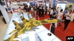 俄羅斯空軍SU-35戰機模型在中國珠海航空展期間展出。（2008年11月4日）