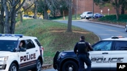 Polisi Charlottesville mengamankan TKP penembakan semalam di University of Virginia, di Charlottesville. Va, Senin, 14 November 2022.(Foto AP/Steve Helber)