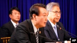 윤석열 한국 대통령이 13일 캄보디아 수도 프놈펜에서 열린 미한일 3국 정상회담에서 발언하고 있다.