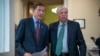 Senator Richard Blumenthal (kiri) dan Senator Lindsey Graham berdiskusi sesaat sebelum berbicara kepada wartawan di Gedung Capitol, Washington, pada 20 Juni 2024. (Foto: AP/J. Scott Applewhite)