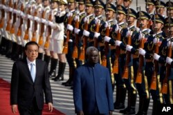 Perdana Menteri China Li Keqiang, kiri, dan Perdana Menteri Kepulauan Solomon Manasseh Sogavare saat upacara penyambutan di Aula Besar Rakyat di Beijing pada 2019. (Foto: AP)