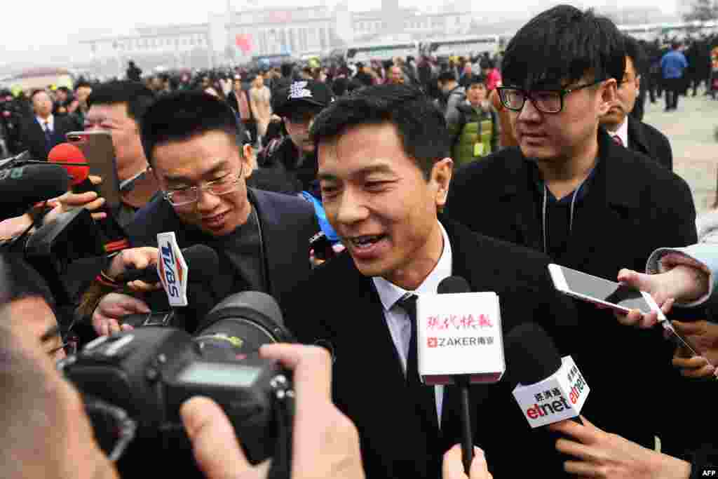 2018年3月3日,政协委员、百度公司首席执行官李彦宏抵达北京人民大会堂出席中国人民政治协商会议(政协)开幕式,受到记者的围追堵截。 追踪中国富豪财富的研究机构胡润百富3月2日称,在人大代表和政协委员中,有152人的财富超过20亿元人民币,他们的净资产总额高达4万多亿元人民币,比去年3.5万亿的总资产增加了近五分之一。但在富豪级代表财富大量增加的同时,出席今年人大的富豪人数比去年要少。在习近平所谓的反腐运动中,不少贪官落马,一些富豪也随之受到牵连。有10位胡润百富上榜的代表在上届任期中没有做满。