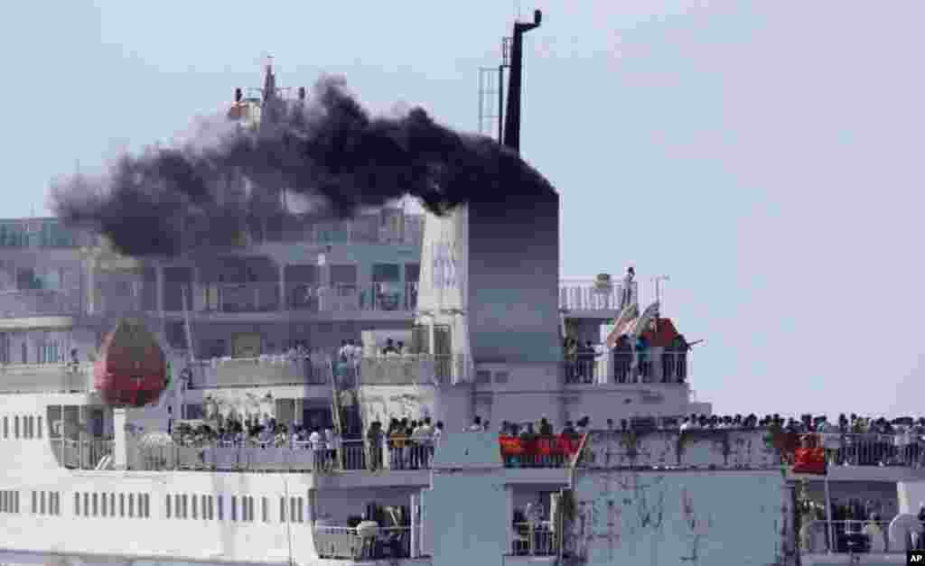 Hundreds of Chinese workers leave Vietnam on ships chartered by their government after deadly unrest broke out last week, Vung Ang port, Ha Tinh province, Vietnam , May 19, 2014. 