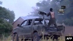 Foto yang diambil dari video AFP menunjukkan seorang anggota Boko Haram dalam sebuah pertempuran di Nigeria (foto: dok). 