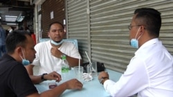 Hakimi Azri (middle) enjoyed lunch outside with some friends. Azri says he usually goes straight home from work each day because of the rising number of Covid-19 cases. (Dave Grunebaum/VOA)