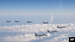 미군 F-16 전투기(뒤) 4대와 일본 자위대 F-15 전투기 3대가 지난달 25일 동해(일본해) 상에서 기동하고 있다. (일본 자위대 총참모부 제공)