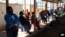 Warga antre untuk melakukan tes COVID-19 di Soweto, Afrika Selatan (11/5). Kasus COVID-19 subvarian Omicron paling banyak ditemukan di Afrika Selatan.