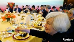 資料照：時任美聯儲主席的耶倫在北京釣魚台國賓館的工作午餐桌上。 （2014年7月9日）