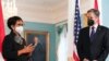 Menlu RI Retno Marsudi (kiri) dalam pertemuan dengan Menlu AS Antony Blinken di kantor Deplu AS di Washington, DC hari Jumat (13/5). 