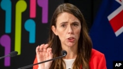 Perdana Menteri Selandia Baru Jacinda Ardern memberi isyarat saat konferensi pers di parlemen di Wellington, Selandia Baru, pada 23 Maret 2022. (Foto: via AP)
