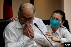 台灣人權工作者李明哲在妻子李淨瑜陪同下召開記者會講述被中國大陸審判和監禁5年的經歷。 （2022年5月10日）