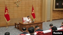 지난달 29일 북한이 당중앙위 본부청사에서 정치국협의회를 개최했다고 관영 조선중앙통신이 보도한 장면. 김정은 국무위원장이 발언하고 있다. (자료사진)