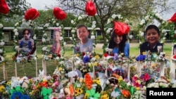 Tampak sejumlah bunga, mainan dan benda-benda lainnya ditaruh di lokasi Sekolah Dasar Robb di Uvalde, Texas, untuk mengenang para korban penembakan massal di sekolah tersebut yang terjadi pada 24 Mei 2022. Foto diambil pada 30 Mei 2022. (Foto: Reuters/Veronica G. Cardenas)