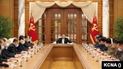 12일 북한 당 중앙위원회 제8기 제8차 정치국회의가 당중앙위원회 본부청사에서 소집됐다고 조선중앙통신이 보도한 장면. 김정은(가운데) 국무위원장이 회의를 주재하는 가운데, 참석자들이 마스크를 쓰고 있다. 