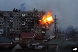 Sebuah gedung apartemen meledak setelah tank tentara Rusia menembak di Mariupol, Ukraina, 11 Maret 2022. (Foto: AP)