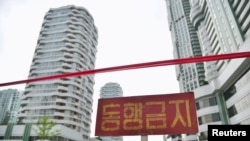 由於冠狀病毒病的傳播，北韓鮮平壤街道上出現禁止通行標誌