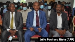 Adalberto Costa Junior (C), presidente da UNITA, Abel Chivukuvuku (dir) Filomeno Vieira Lopes, líder do Bloco Democrático (esq) (Foto de Arquivo)