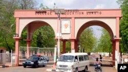 Mobil polisi terparkir di depan kampus Fakultas Pendidikan Shehu Shagari di Kota Sokoto, Nigeria, Jumat, 13 Mei 2022. Seorang mahasiswi Kristen di sekolah itu tewas dirajam oleh sekelompok mahasiswa Muslim karena dituduh menista agama. (Foto: Olu Akinrele/AP Photo)