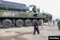 北韓官方2022年3月公佈的領導人金正恩視察一枚洲際彈道導彈的照片。