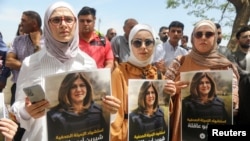 Warga Palestina membawa foto mendiang jurnalis veteran Al-Jazeera Shireen Abu Akleh di Nablus, Tepi Barat (foto: dok).