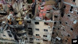 Bangunan rusak akibat serangan terlihat di Irpin, di pinggiran Kyiv, Ukraina, Kamis, 26 Mei 2022. (Foto: AP/Natacha Pisarenko)