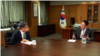 윤석열 한국 대통령 당선인(오른쪽)이 VOA 한국어 서비스 이동혁 국장과 인터뷰했다.