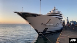 Kapal pesiar Amadea milik oligarki Rusia Suleiman Kerimov berlabuh di Lautoka, Fiji. (Foto: AFP)