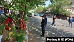 Premijer Crne Gore Dritan Abazović polaže venac na mestu gde je ubijen novinar Duško Jovanović, 27. maj 2022.