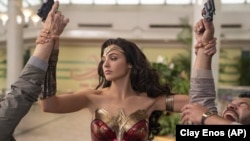 Aktris Gal Gadot beraksi dalam film "Wonder Woman 1984" dalam foto yang dirilis oleh Warner Bros. (Foto: Clay Enos/Warner Bros. Entertainment via AP)