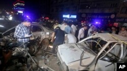 Penyidik Pakistan memeriksa lokasi ledakan bom, di Karachi, Pakistan, pada 12 Mei 2022, sebagai ilustrasi. (Foto: AP)