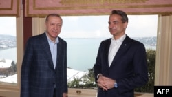 Presiden Turki Recep Tayyip Erdogan, kiri, bertemu dengan Perdana Menteri Yunani Kyriakos Mitsotakis di Istanbul, pada 13 Maret 2022. (Foto: Turkish Presidential Service/AFP/Murat Cetin Muhurdar) 