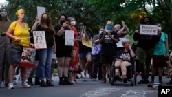 Sejumlah warga tampak berkumpul melaksanakan protes di luar rumah hakim Mahkamah Agung AS Brett Kavanaugh di Chevy Chase, Maryland, pada 13 September 2021. (Foto: AP/Patrick Semansky)