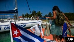 Wisatawan menaiki perahu di Cayo Largo, Varadero, Provinsi Matanzas, Kuba, pada 5 Mei 2022, saat Pameran Pariwisata Internasional ke-40. (Foto: AFP)