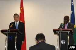 2022年5月26日，中國外交部長王毅和所羅門群島外交部長馬內萊在霍尼亞拉出席新聞發布會。