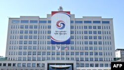 21일 조 바이든 미국 대통령과 윤석열 한국 대통령의 첫 정상회담이 열린 용산 대통령실 청사에 한국 태극기와 미국 성조기가 나란히 걸려있다.