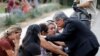 Gustavo Garcia-Siller, Uskup Agung Keuskupan Agung San Antonio, menghibur orang-orang setelah penembakan di Sekolah Dasar Robb, Uvalde, Texas, AS, 24 Mei 2022. (Foto: REUTERS/Marco Bello)