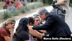Gustavo Garcia-Siller, Uskup Agung Keuskupan Agung San Antonio, menghibur orang-orang setelah penembakan di Sekolah Dasar Robb, Uvalde, Texas, AS, 24 Mei 2022. (Foto: REUTERS/Marco Bello)