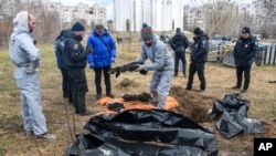 ARHIVA - Vreće sa telima civila ubijenih u Buči, 12. april 2022. godine (Foto: AP/Wladyslaw Musiienko)
