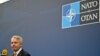Menteri Luar Negeri Finlandia Pekka Haavisto berbicara kepada wartawan saat ia tiba untuk pertemuan informal para Menteri Luar Negeri NATO mengenai konflik di Ukraina pada 14 Mei 2022 di Berlin. (Foto: AFP)