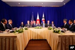 조 바이든 대통령과 윤석열 한국 대통령, 기시다 후미오 일본 총리가 13일 캄보디아 수도 프놈펜에서 3국 정상회담을 개최했다.