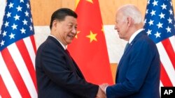 ARHIVA - Američki predsjednik Džo Bajden rukuje se sa kineskim predsjednikom Ši Đinpingom na marginama samita G20 u Indoneziji (Foto: AP/Alex Brandon)