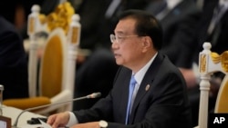 中國總理李克強在金邊舉行的東盟加三峰會上講話。 （2022年11月12日）