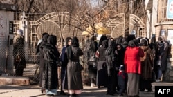 Sejumlah mahasiswi Afghanistan dihentikan oleh anggota pasukan Taliban di sebuah gerbang masuk universitas di Kabul, pada 21 Desember 2022. (Foto: AFP/Wakil Kohsar)