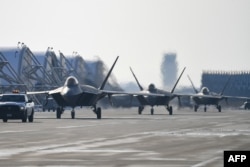 미 공군 F-22 전투기가 20일 한국 군산 공군기지에 전개했다.