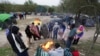 ARCHIVO - Migrantes soportan un tiempo frío alrededor de una fogata en un campamento improvisado en la frontera entre Estados Unidos y México, el 23 de diciembre de 2022 en Matamoros, México. 